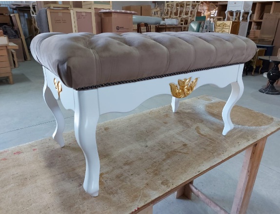 Puff Genova Branco Acetinado entalhes folha ouro