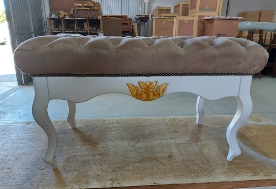 Puff Genova Branco acetinado folha ouro