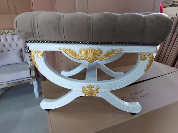 Puff Londres Branco Acetinado entalhes folha ouro