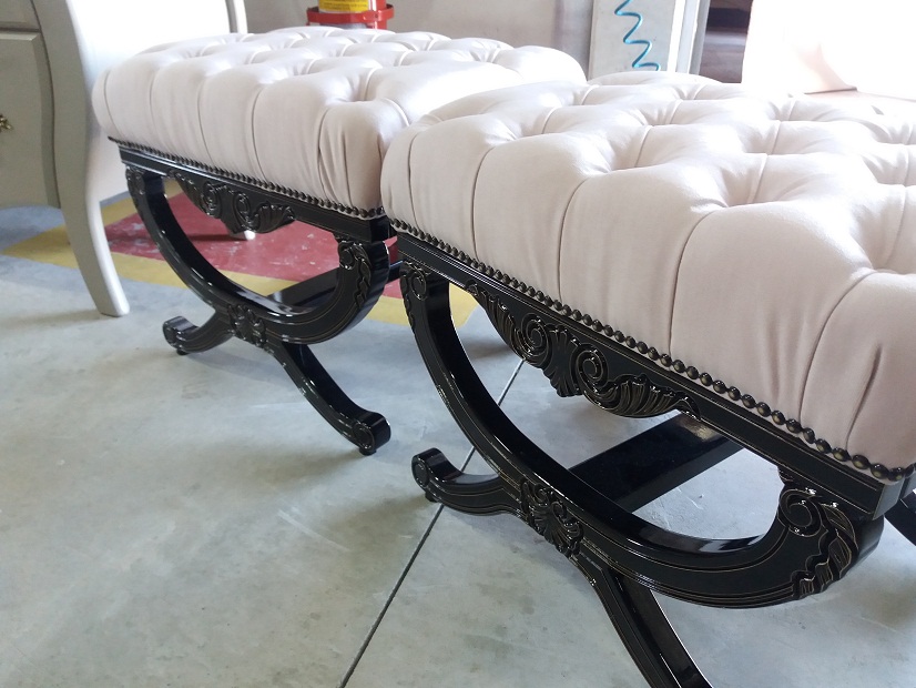 Puff Londres preto fio ouro